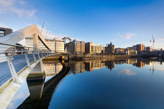 Tradeston (Squiggly) Bridge, International Financial Services District, River Clyde, Glasgow, Scotland, United Kingdom