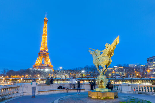 Eiffel Tower, Pont de Bir-Hakeim, the statue La France renaissante, Paris, France