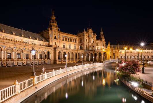 The Plaza de Espana at night, Parque de Maria Luisa, Seville, Andalusia, Spain