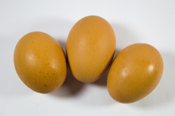 Ovos colocados sobre a mesa em fundo branco