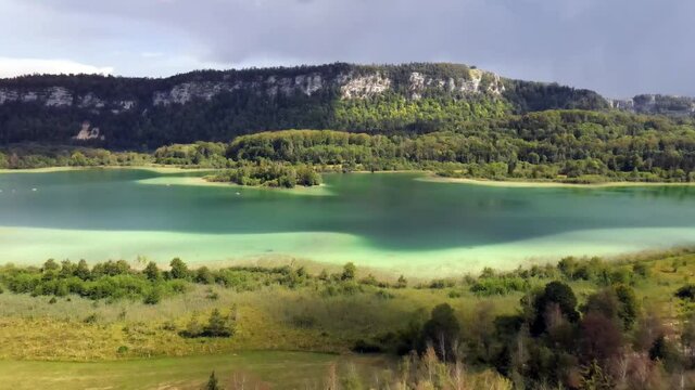les lacs verts du Jura avec montagnes et for&ecirc;ts
