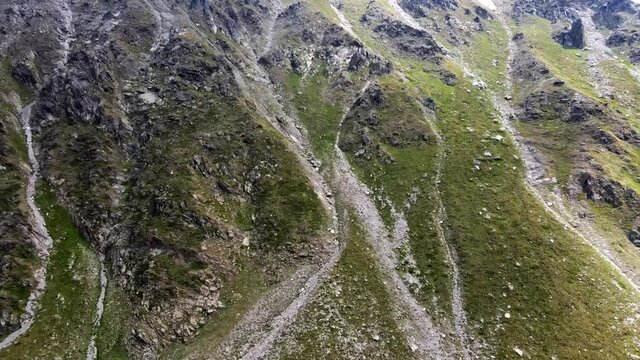 vol le long des pentes d'une montagne 