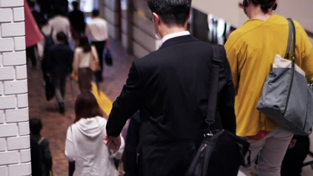 雨の日に出勤するビジネスマン