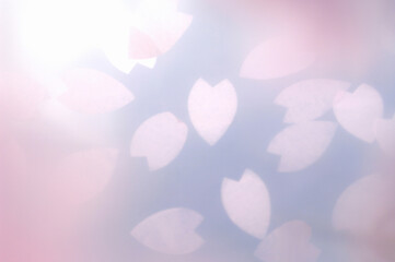 桜の形をした紙の花びらと青空