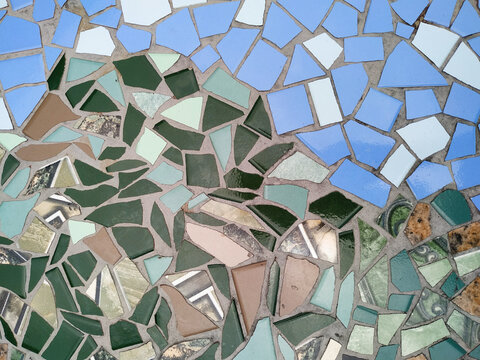 Design made of broken ceramic pieces