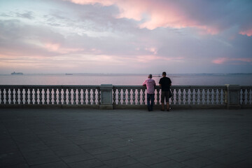 Fototapeta premium Gente y silueta paseando por el paseo maritimo de cadiz