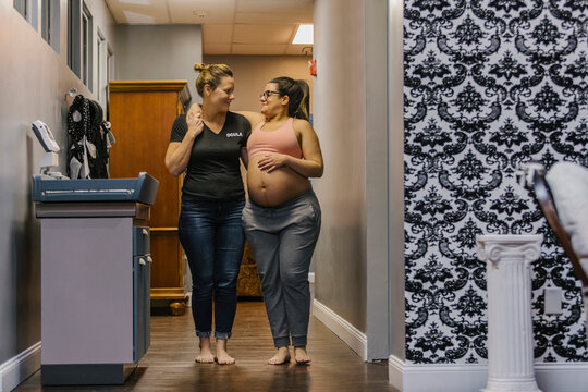 Doula Arm in Arm Working with Expecting Mother Birthing Cline
