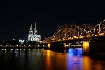 Fototapeta premium Night scenery of Köln' old town, and riverside of Rhein River, with background of Cologne Cathedral and Hohenzollern Bridge in Cologne, Germany.