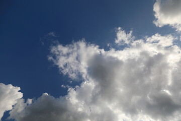 파란 하늘과 흰 구름이 보이는 아름다운 풍경