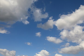 Fototapeta premium 파란 하늘과 흰 구름이 보이는 아름다운 풍경