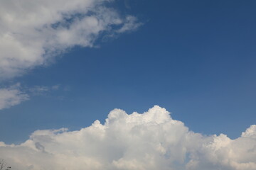 Naklejka na ściany i meble 파란 하늘과 흰 구름이 보이는 아름다운 풍경