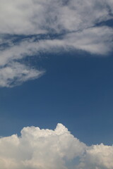 파란 하늘과 흰 구름이 보이는 아름다운 풍경