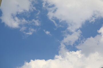 파란 하늘과 흰 구름이 보이는 아름다운 풍경