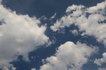 Fototapeta premium 파란 하늘과 흰 구름이 보이는 아름다운 풍경