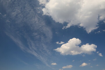 Fototapeta na wymiar 파란 하늘과 흰 구름이 보이는 아름다운 풍경