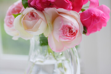 ガラスの花器に彩る薔薇