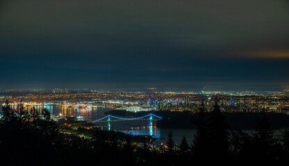 ライオンズゲートブリッジを中心にバンクーバーの夜景を撮った写真　　バンクーバー　ブリティッシュコロンビア　カナダ
