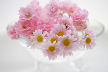 ガラスの花器に彩られてマーガレットと薔薇