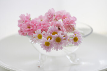 ガラスの花器に彩られてマーガレットと薔薇