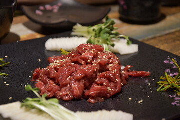 회식자리 육회 모습