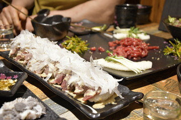 회식자리 육회 모습