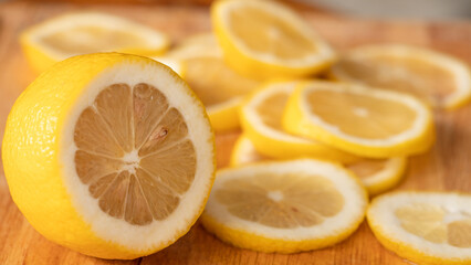 Lemon fruit,  The chopping block is full of sliced ​​lemon.