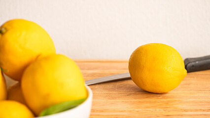 Lemon fruit,  The chopping block is full of sliced ​​lemon.