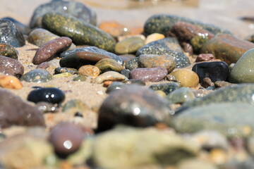 바닷가의 모래와 자갈이 보이는 아름다운 풍경