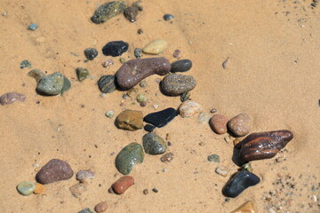Fototapeta na wymiar 바닷가의 모래와 자갈이 보이는 아름다운 풍경