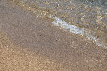 바닷가의 모래와 자갈이 보이는 아름다운 풍경