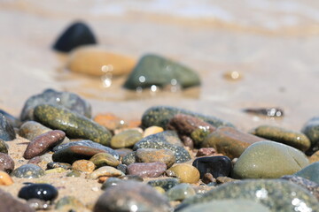 바닷가의 모래와 자갈이 보이는 아름다운 풍경