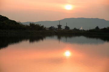 Obraz premium 夜明けの薬師寺