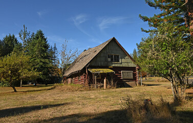 Fototapeta na wymiar Old log cabin in a state of near ruin.
