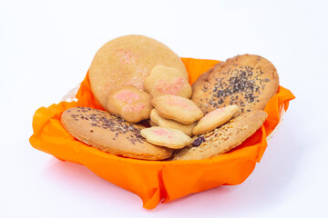 Galletas caseras con semillas en canasta y papel.