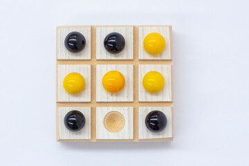 Juego de mesa de madera y canicas rojas y amarillas