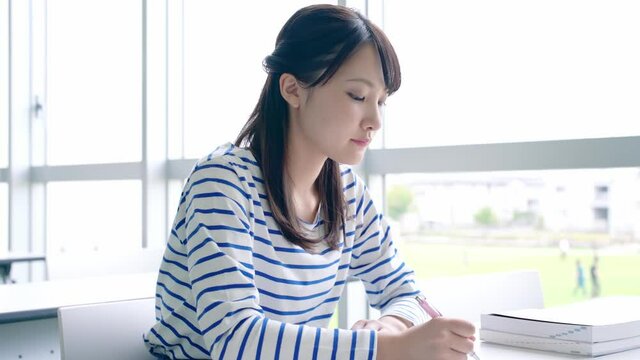 勉強する女子学生