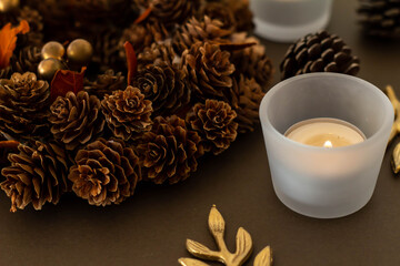 クリスマスリースとキャンドルとオーナメントのクリスマスのイメージ