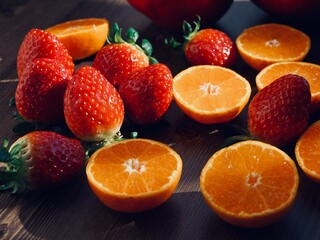 신선한 유기농 과일 딸기, 귤, 석류
