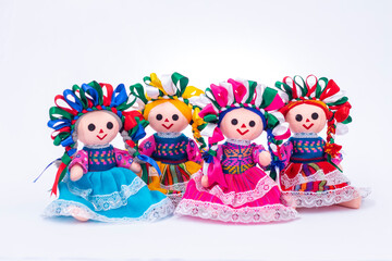 Obraz na płótnie Canvas Cuatro muñecas de trapo tradicionales, listones vestido bordado