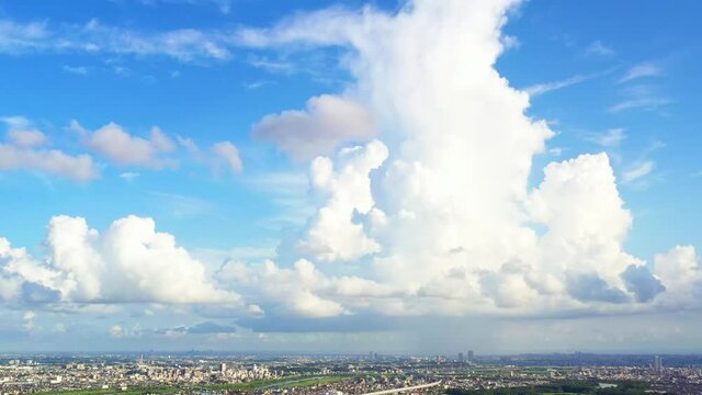都市景観　パノラマ　入道雲