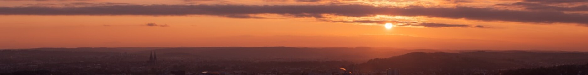 Fototapeta na wymiar Panorama vom Keilberg über die Hauptstadt der Oberpfalz Regensburg in Bayern am Abend zum Sonnenuntergang