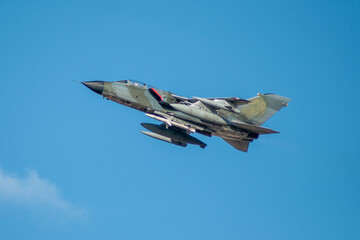 Avión de combate Tornado aterrizando