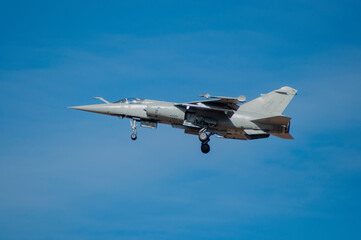 Fototapeta na wymiar Mirage F1 aterrizando