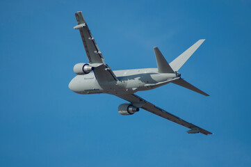 Avión cisterna despegando