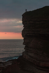 puesta de sol con persona con manos levantadas
