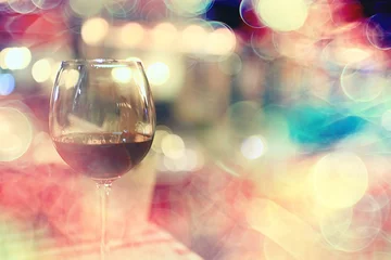 Foto op Plexiglas evening in a restaurant, blurred abstract background, bokeh, alcohol concept, wine glasses in a bar © kichigin19
