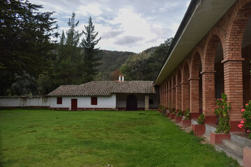 Jardín exterior de un convento con plantas 