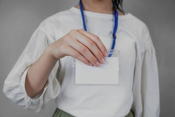 Woman showing a blank ID.  空白のIDカードを見せる女性