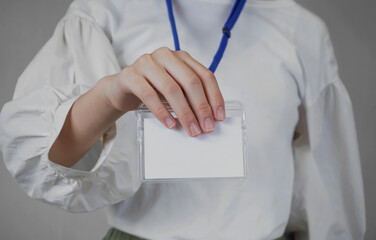 Woman showing a blank ID.  空白のIDカードを見せる女性