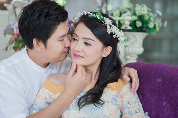 Fototapeta premium Asian man and woman couples Smiling and happy hugging.